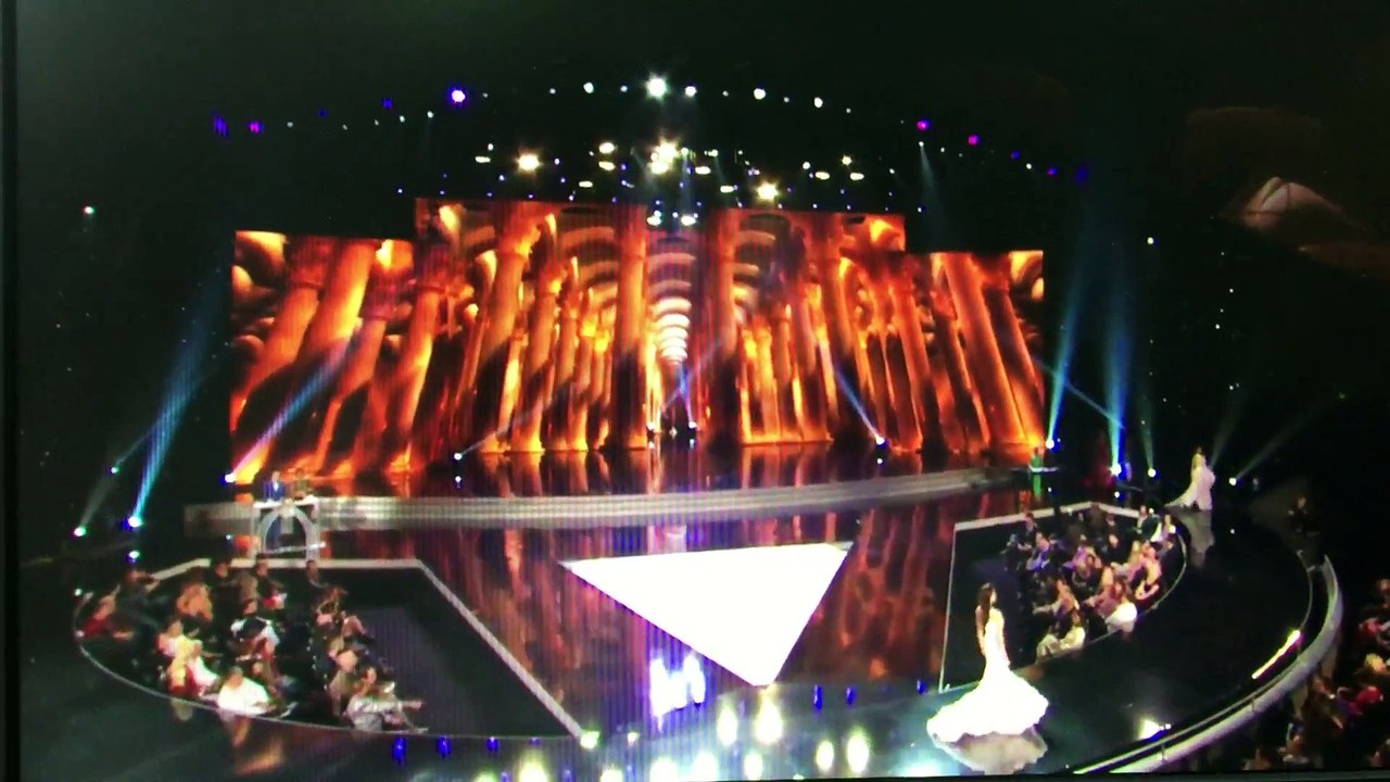 Phạm Hương trình diễn trang phục dạ hội