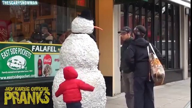 Bất ngờ với người tuyết biết chuyển động hù dọa khách đi đường