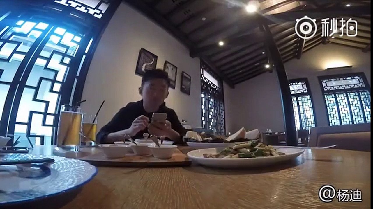 Thích thú với chàng trai "nắm tay gậy tự sướng đi khắp thế gian"