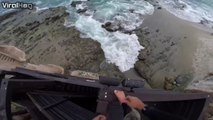 Ce taré plonge dans une crevasse en bord de mer. Complètement fou