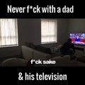 Il piège son père avec la 2eme télécommande de la tv et pourrie son après-midi Télé
