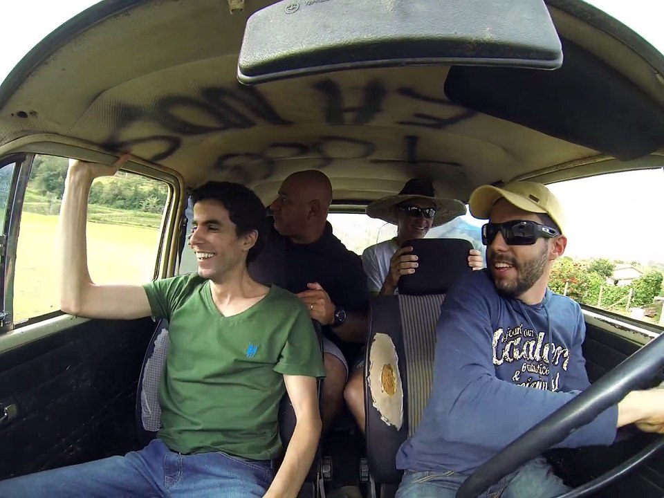 Une marche arrière ratée et c'est le tonneau! FAIL