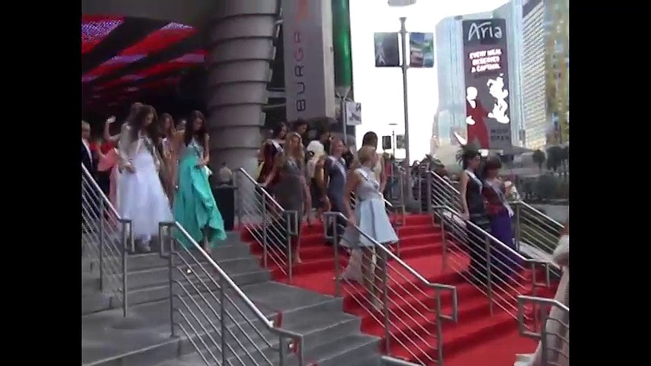 Hành động của Phạm Hương tại cuộc thi ''Hoa hậu Hoàn vũ'' thế giới 2015 gây tranh cãi