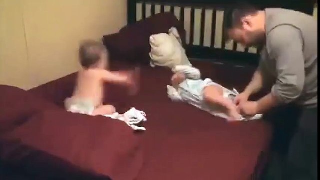 Cách ông bố bà mẹ vất vả thay đồ cho những đứa trẻ song sinh