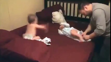 Cách ông bố bà mẹ vất vả thay đồ cho những đứa trẻ song sinh