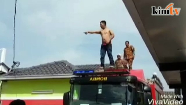 Man attempts suicide by jumping off fire truck in Kuantan