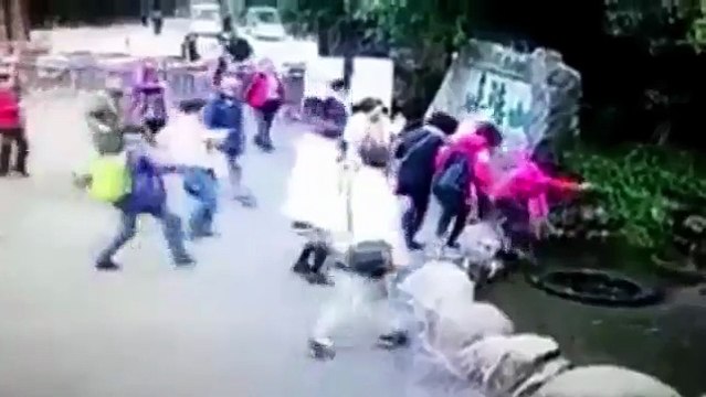 Nữ du khách mải lùi chụp ảnh bị lăn xuống giếng gây sốt mạng