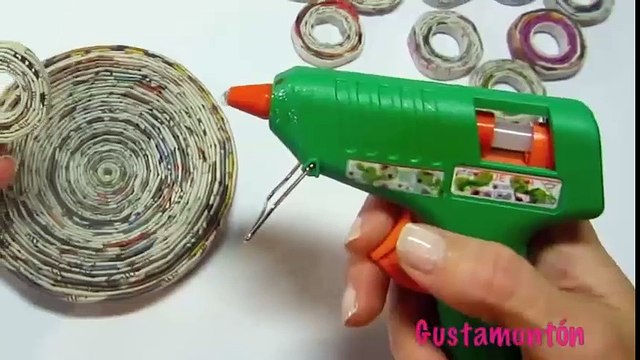 Tận dụng giấy báo làm chiếc hủ đựng kẹo cực độc đáo