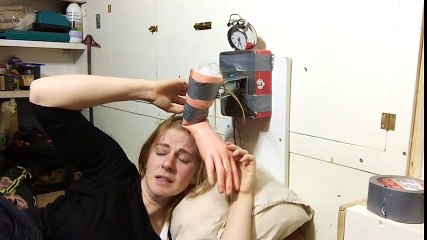 Đồng hồ báo thức bằng cách tát vô mặt