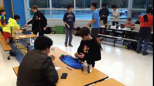 Cậu bé phá kỉ lục giải rubik thế giới trong 4,9 giây