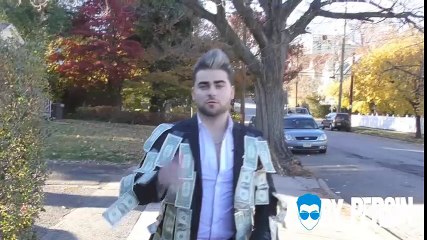 Chàng trai mặc chiếc áo đầy tiền ra đường để thử lòng người lạ