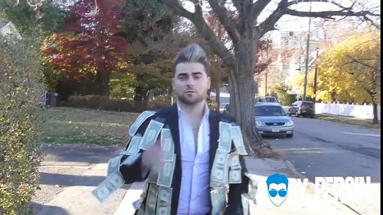 Chàng trai mặc chiếc áo đầy tiền ra đường để thử lòng người lạ