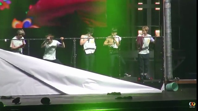 EXO vô tình “lộ hàng” khiến fan “phát sốt”