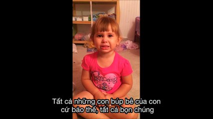 em bé sơn móng tay cho búp bê bị bố la