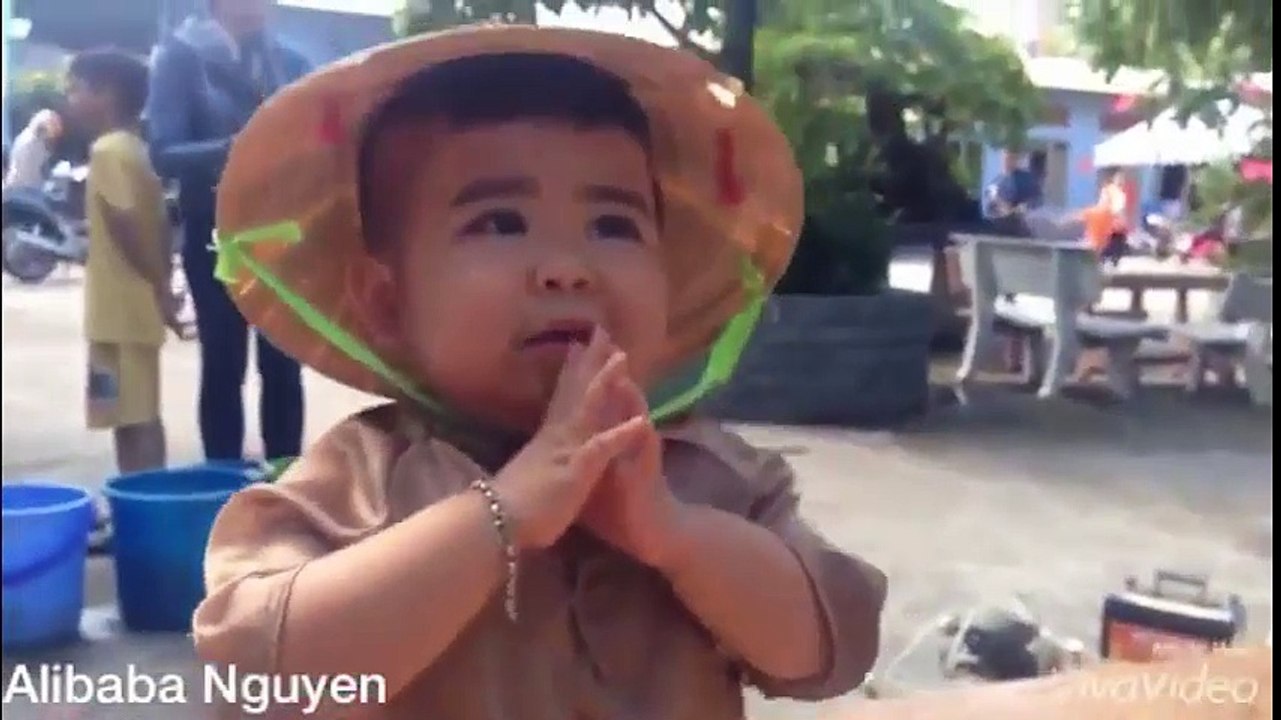 Cậu bé lạy phật, phóng sanh thu hút 2 triệu lượt xem