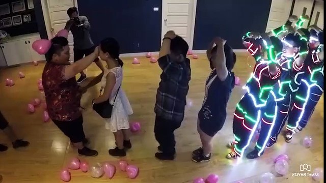 Màn cầu hôn cô dâu như phim Step up đầy màu sắc