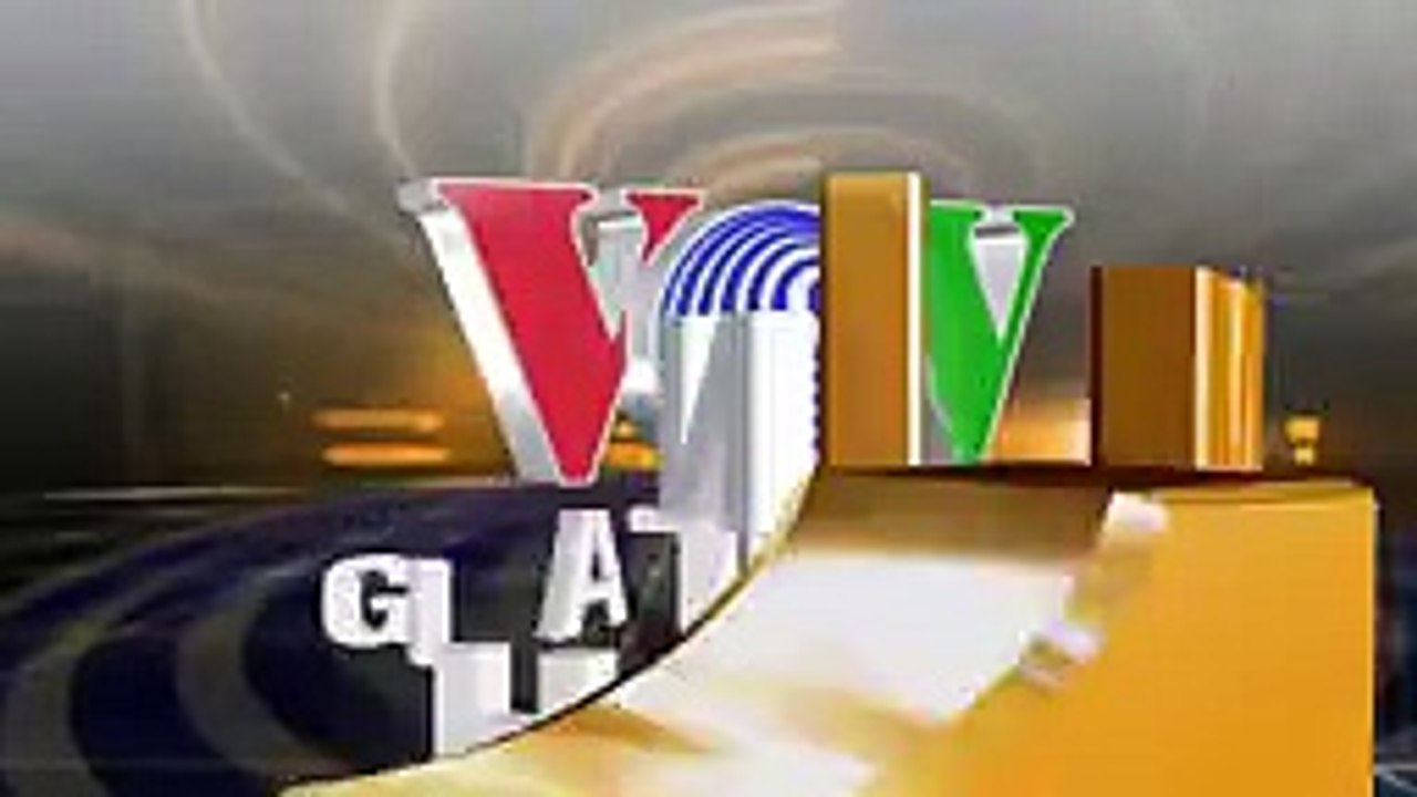 Xe cứu thương đột ngột dừng lại cứu cô gái trẻ