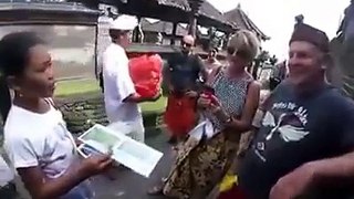 teenage girl in bali can speak 22 languages unbelievable!