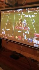 Un fan de foot US saute contre sa porte vitrée après un touchdown et termine à l’hôpital