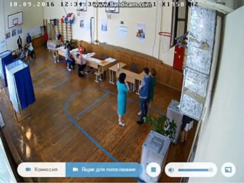 Une caméra de surveillance filme un bourrage d’urnes pendant les élections russes