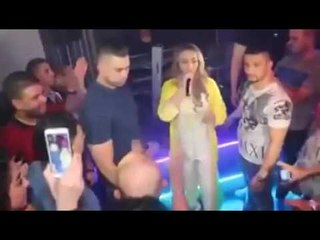 معجبون يرمون المال على الفنانة الداودية في ملهى ليلي