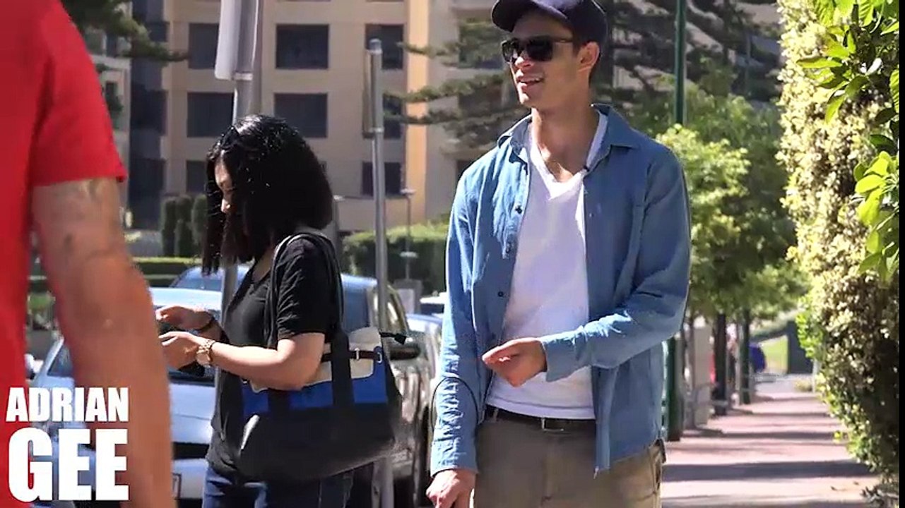 Chàng trai giả mù, dùng 50 USD thử lòng người đi đường