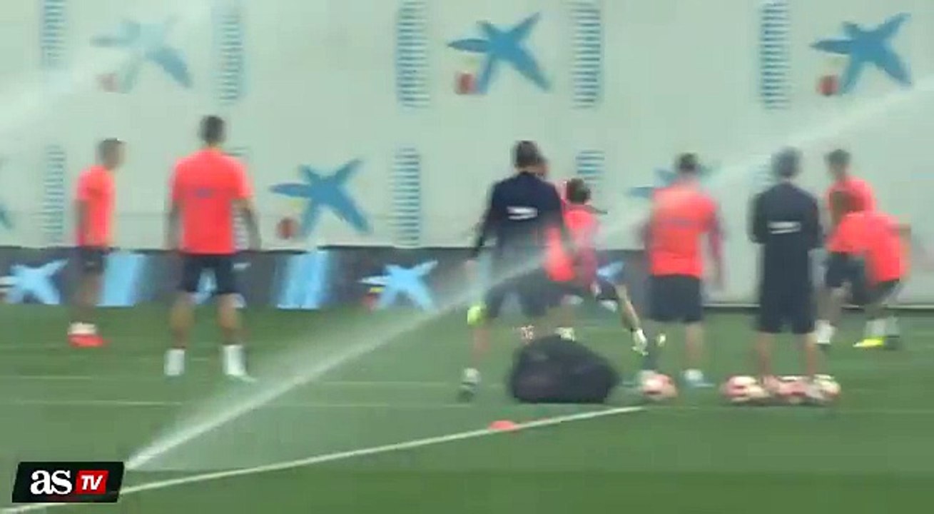 Ivan Rakitic lesiona a Neymar