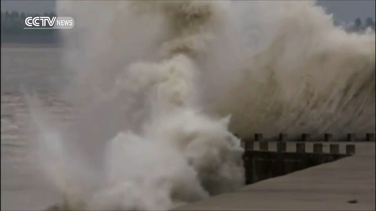 Kỳ thú con sóng “thủy quái” cao hơn 30m thu hút 100.000 người xem