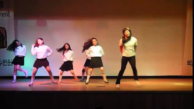 Thầy giáo giả gái nhảy với học sinh