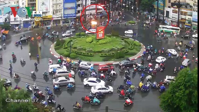 Clip độc quyền: Ô tô “điên” gây tai nạn liên hoàn giữa ngã 6 Dân Chủ