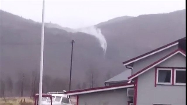 Ngạc nhiên hiện tượng kỳ lạ thác nước chảy ngược lên trời