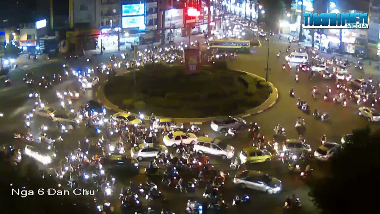 Taxi gây tai nạn liên hoàn trên cầu vượt ở Hà Nội