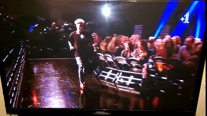 Justin Bieber mang giày cao gót và chạy