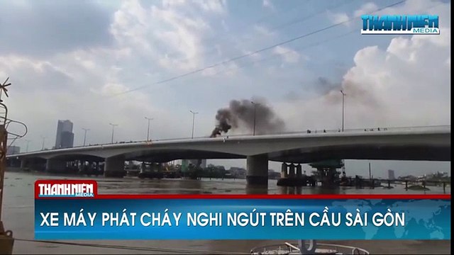 Hoảng hồn bỏ chạy khi xe máy bốc cháy trên cầu Sài Gòn