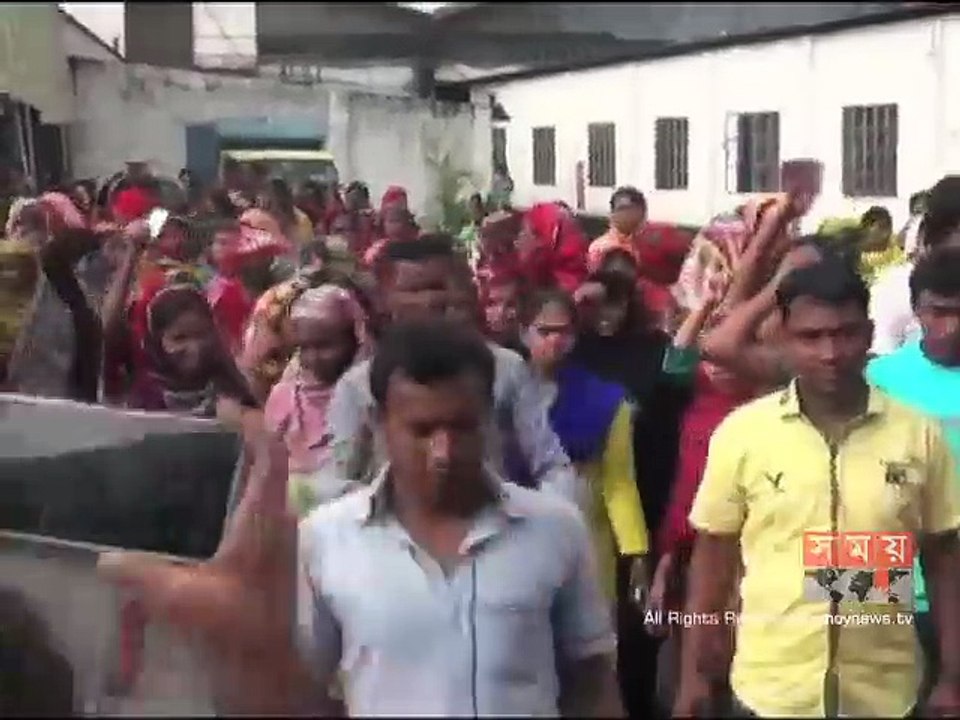 টঙ্গিতে বকেয়া বেতনের দাবিতে পোশাক শ্রমিকদের বিক্ষোভ