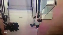 Em bé bị tai nạn thang cuốn ở Nga