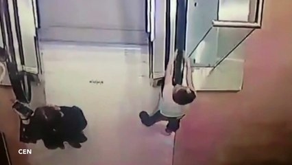 Em bé bị tai nạn thang cuốn ở Nga