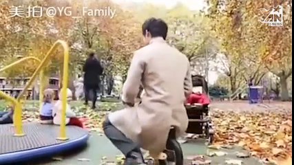 Bigbang đùa nghịch trong sân chơi trẻ em