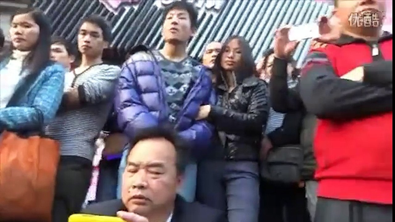 Chàng trai hát rong khiến cộng đồng mạng ngỡ ngàng