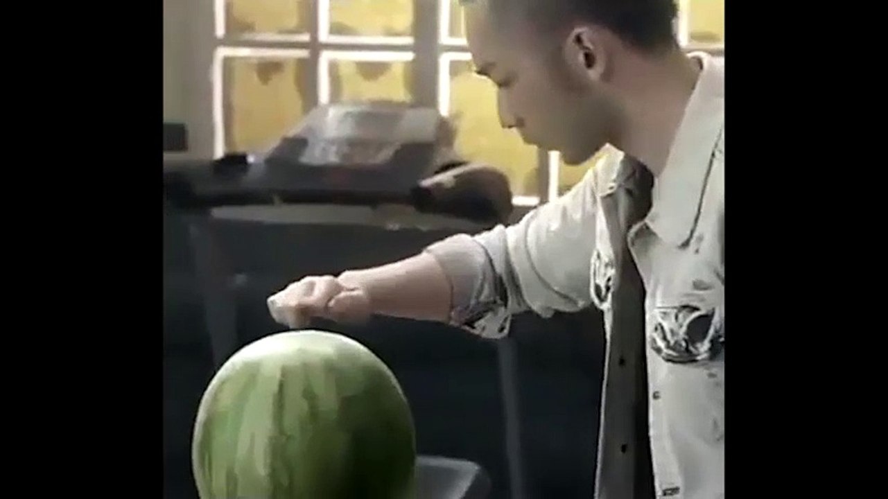 "Choáng" với các thanh niên cắt dưa hấu bằng móng tay cực bựa