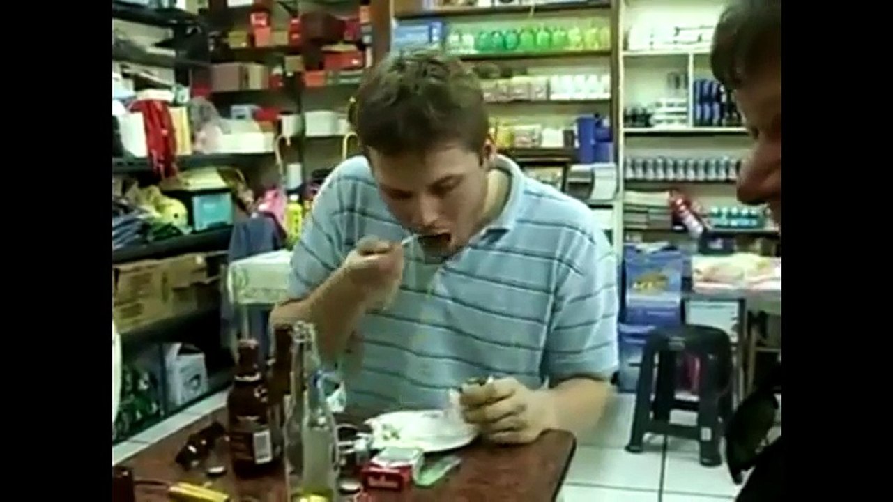 Phản ứng của người nước ngoài khi ăn hột vịt lộn