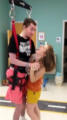 Xúc động điệu nhảy cưới muộn màng của người chồng liệt tứ chi