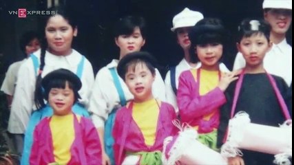 Người cha gần 30 năm 'biến' con bệnh down thành người bình thường