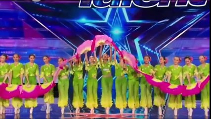 màn múa quạt ảo diệu coi hoài không chán