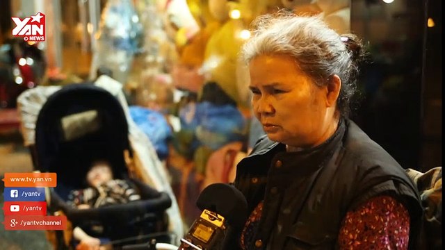 Đứa bé 3 tuổi mồ côi phụ giúp ông bà bán hàng mưu sinh