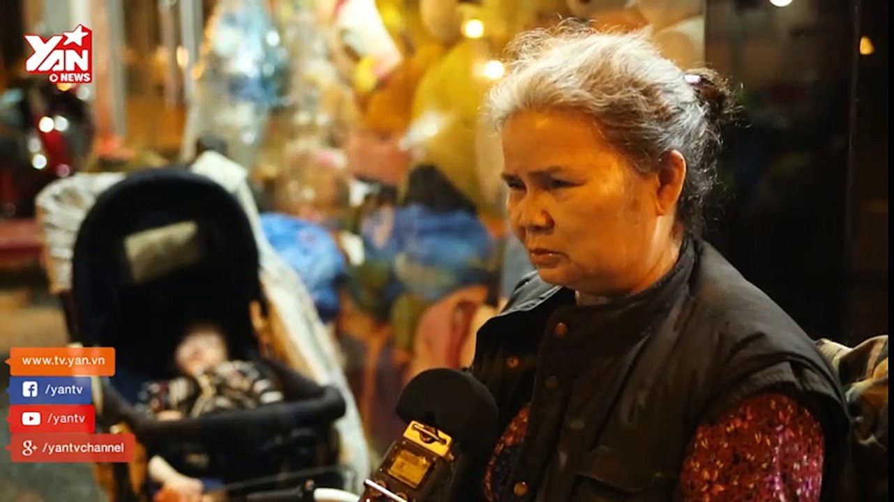 Đứa bé 3 tuổi mồ côi phụ giúp ông bà bán hàng mưu sinh