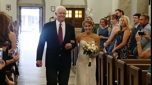 Xúc động cô dâu được người mang trái tim của cha mình dẫn vào lễ đường