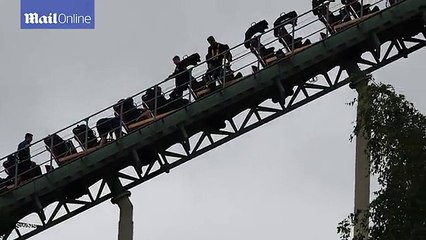 Tàu lượn đột ngột dừng, hành khách trèo xuống từ độ cao 30m