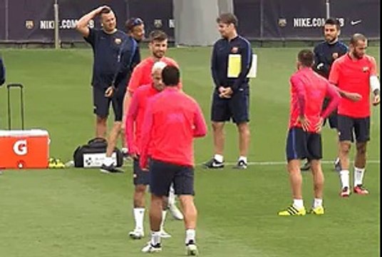 Suarez trying to wet Neymar with water but fails and wets all Pique behind Neymar