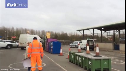 Chàng công nhân 9X nổi tiếng nhờ màn chơi piano "thần sầu" trên bãi rác